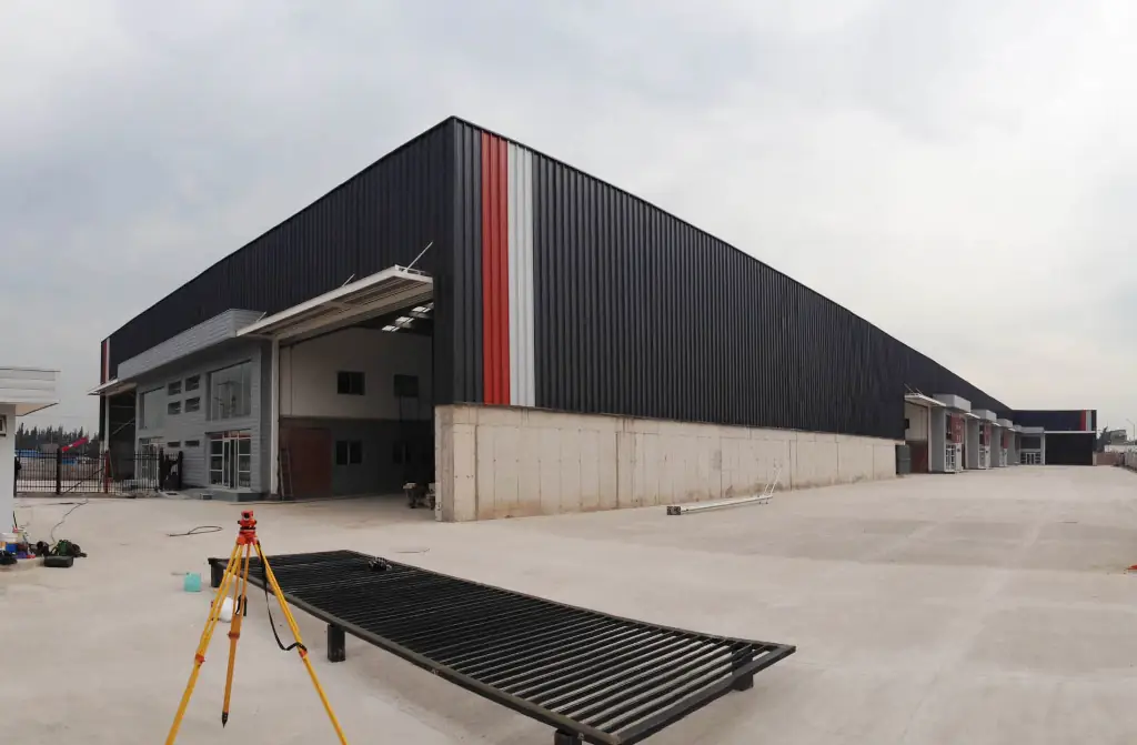 Luco Arquitectos - Centro de bodegas y oficinas Fresia