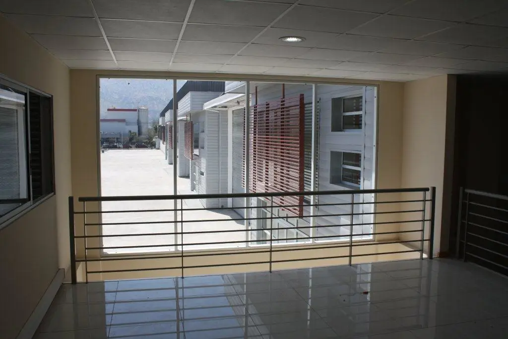 Luco Arquitectos - Centro de bodegas y oficinas Fresia