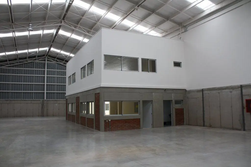 Luco Arquitectos - Centro de bodegas y oficinas Fresia