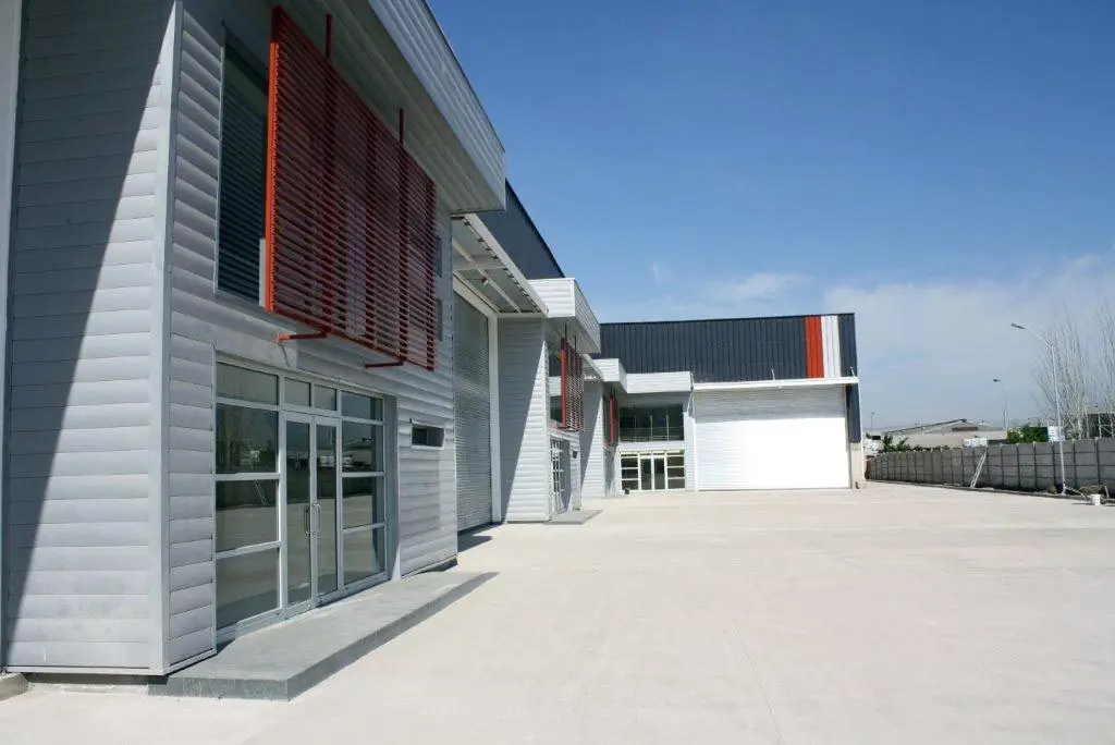 Luco Arquitectos - Centro de bodegas y oficinas Fresia