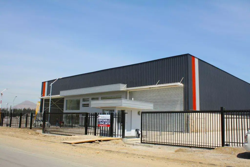 Luco Arquitectos - Centro de bodegas y oficinas Fresia