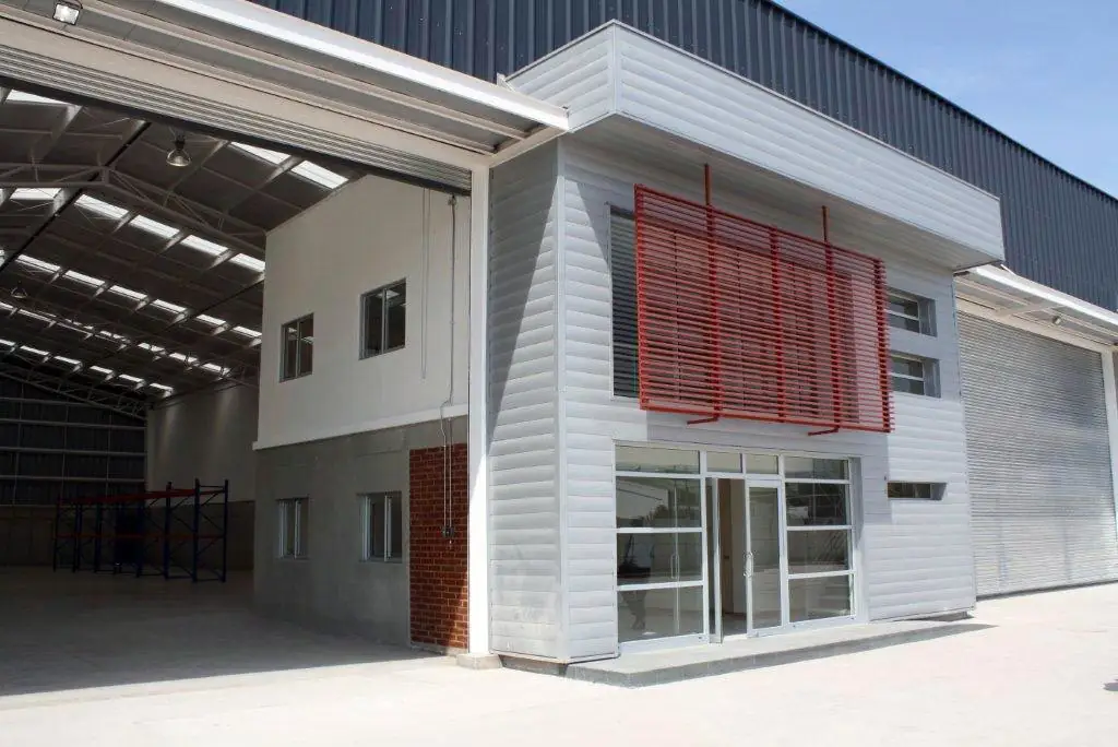 Luco Arquitectos - Centro de bodegas y oficinas Fresia