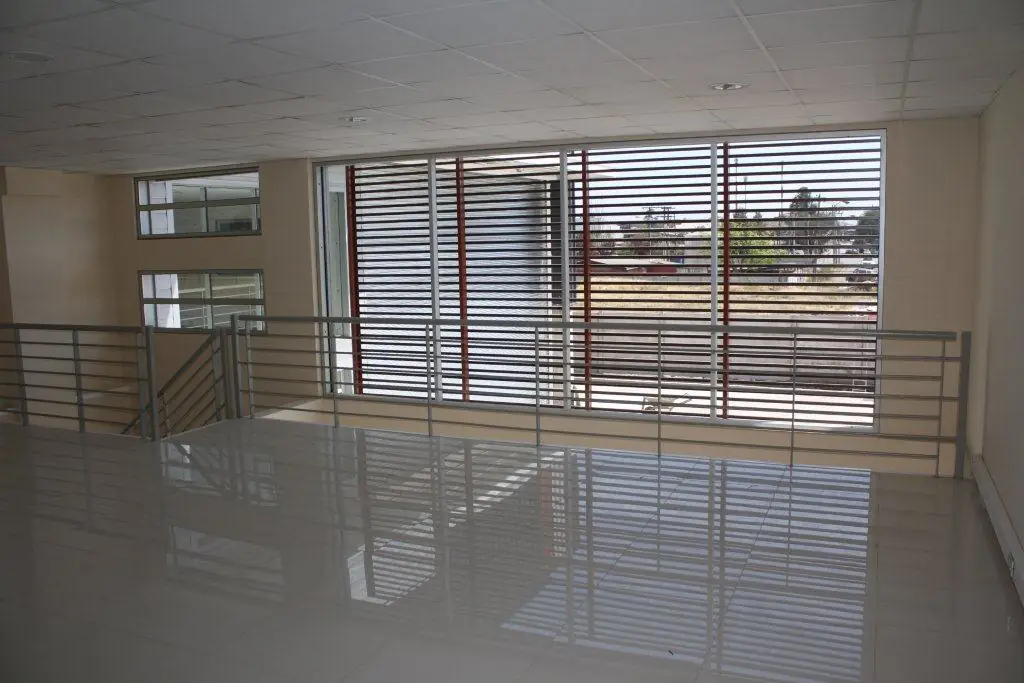 Luco Arquitectos - Centro de bodegas y oficinas Fresia
