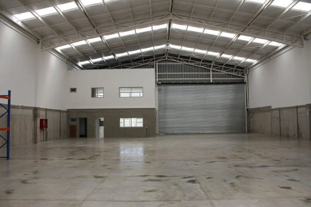 Luco Arquitectos - Centro de bodegas y oficinas Fresia